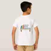 図書館の本+冒険+少年+Tシャツ Tシャツ (裏面フル)
