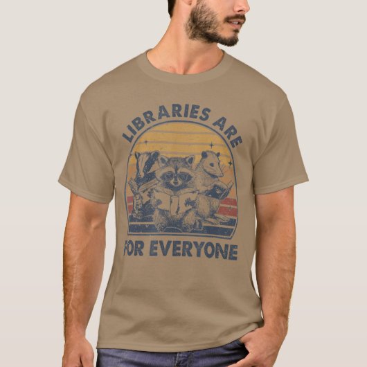 図書館は誰のためにあるのか アライグマ 禁書を読む Tシャツ (正面)