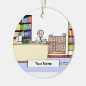 図書館員 – 男性 セラミックオーナメント (左)
