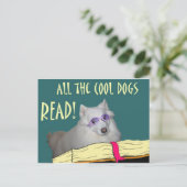 図書館- Samoyed -クールな犬の読書の読み書き能力 ポストカード (スタンド正面)