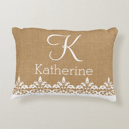 国のバーラップおよび白いダマスク織のレースのモノグラム アクセントクッション (裏面)