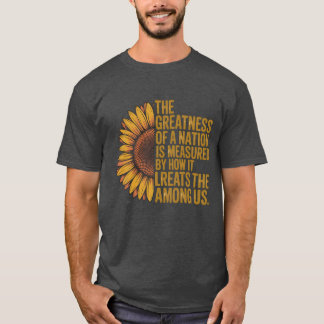 国の偉大さは弱い立場の人をいかに扱うかで測られる Tシャツ