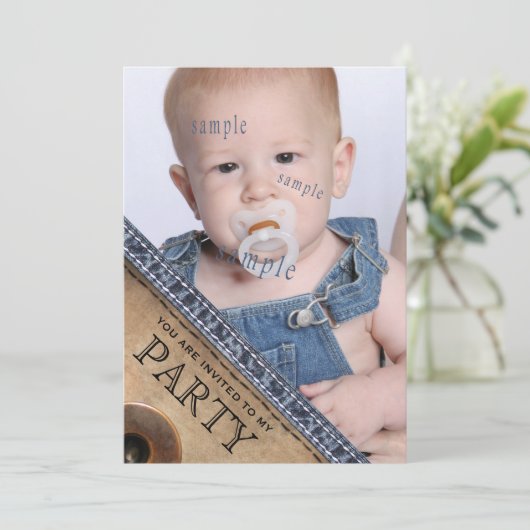 国の子供の青いジーンのデニムのスタイルの誕生会 招待状 (スタンド正面)