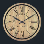 国の家族名とベスト。 |軽素朴木材 ラージ壁時計<br><div class="desc">明るい素朴木材の背景を備えたカントリーハウス時計、ローマの数字あなたの家族の名前と彼らが設立された年。</div>