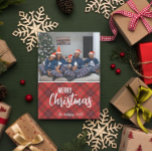 国の素朴プレイドメリークリスマス家族の写真 シーズンカード<br><div class="desc">おもしろいとフェスティバル、これらの写真カードは最高の、このホリデーシーズンの暖かい願いを送信する方法である。デザインの正面には赤、白、黒のフランネル模様が施され、文字「メリークリスマス」が変わり、家族の名前と年を入れる場所が設けられている。背中は同じ赤い格子模様。</div>