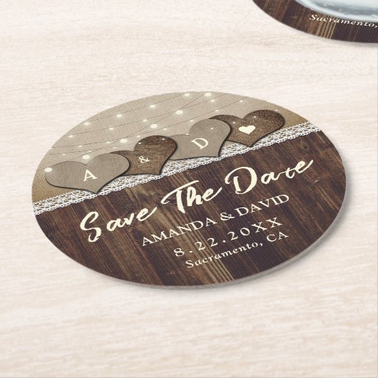国の素朴木製結婚式の日付を保存 ラウンドペーパーコースター (アングル)