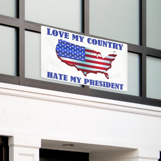国を愛せよ大統領を憎む 横断幕 (ビルの外側)