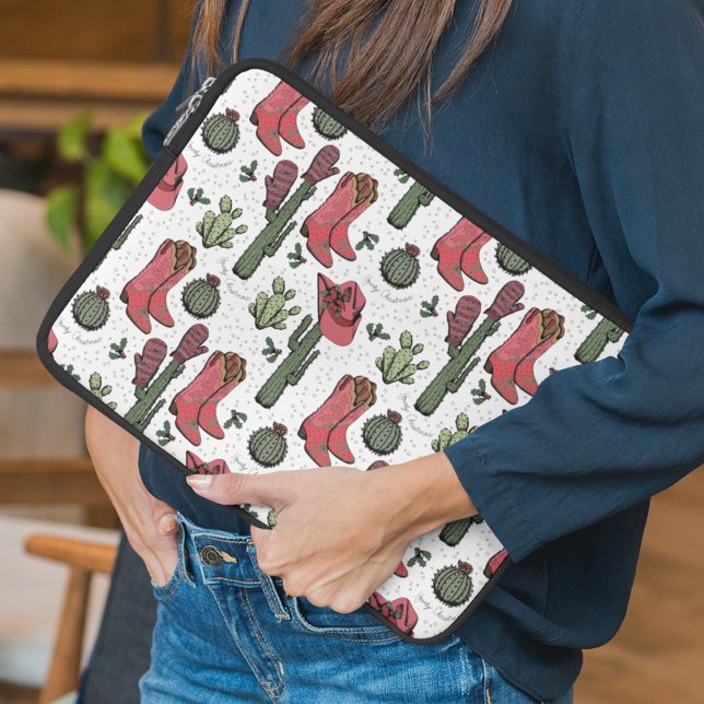 国ガーリー女性のカーボーイクリスマスピンクとグリーン ラップトップスリーブ ("Howdy Christmas" Country Christmas Cowgirl Boots, Hats, Mittens & Cactus. Hand-Drawn in Black Ink.)