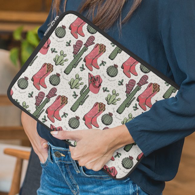 国ガーリー女性のカーボーイクリスマスピンクとグリーン ラップトップスリーブ (Girly "Howdy Christmas" Country Xmas Cowgirl Boots, Hats, Mittens, Cactus. Hand-Drawn in Black Ink.)