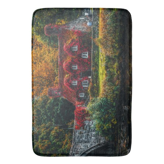 国コテージと赤つる植物ホームをカバー バスマット (正面縦)