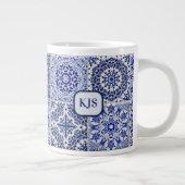国コテージタイル – 青と白 – イニシャルオン ジャンボコーヒーマグカップ (右)