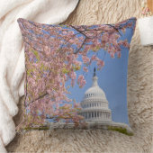 国会議事堂の建物の前の桜 クッション (ブランケット)