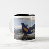 国内のジェ中国のット機が〜に並んでいた ツートーンマグカップ (正面左)