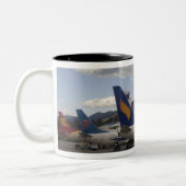 国内のジェ中国のット機が〜に並んでいた ツートーンマグカップ (左)