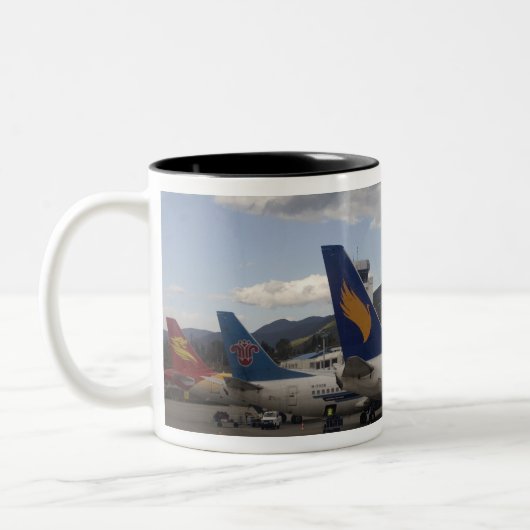 国内のジェ中国のット機が〜に並んでいた ツートーンマグカップ (左)