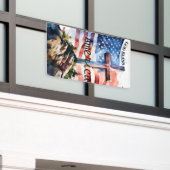 国旗と十字架 「神がアメリカを祝福してください」 横断幕 (ビルの外側)
