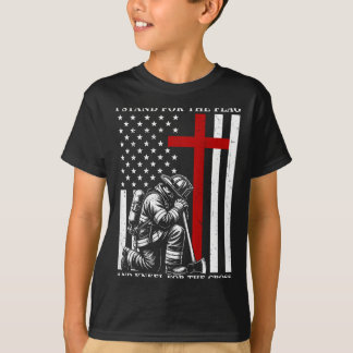 国旗のために立ち、のために膝まずく男性消防士 Tシャツ
