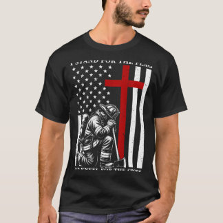国旗のために立ち、のために膝まずく男性消防士 Tシャツ