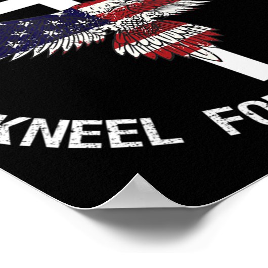 国旗を掲げる愛国的なスタンドは十字架のために膝掛け ポスター (角)