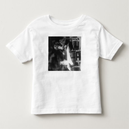 国民の動物園でテーブルでつくチンパンジー トドラーTシャツ (正面)