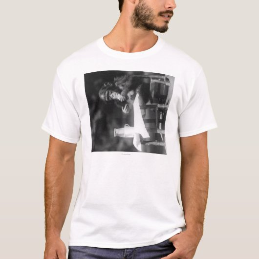 国民の動物園でテーブルでつくチンパンジー Tシャツ (正面)