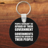 国民は政府を恐れてはならない キーホルダー (正面)