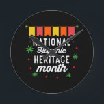 国立ヒスパニック伝統月おもしろい贈り物 ラウンド壁時計<br><div class="desc">国立ヒスパニック伝統おもしろい月贈り物ヒスパニック，ラテン語，伝統, ラテンアメリカ系女性, スペインの, ヴィンテージ，レトロ，メキシコ，文化，メキシコ，フラグ，ギフト，ギフト，プライド，ラテンアメリカ，独立，国誇りを持った，国立ヒスパニック伝統月，2021，レインボー</div>