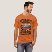 国立公園を巡る退職後のロードトリップ冒険 Tシャツ (正面フル)