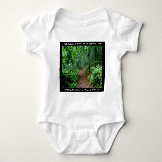 国立公園周年記念ホット春マウントトレイル ベビーボディスーツ (正面)