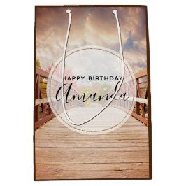 国素朴の木造の橋誕生日 ミディアムペーパーバッグ