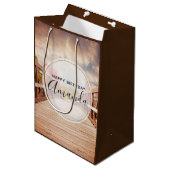 国素朴の木造の橋誕生日 ミディアムペーパーバッグ (正面アングル)