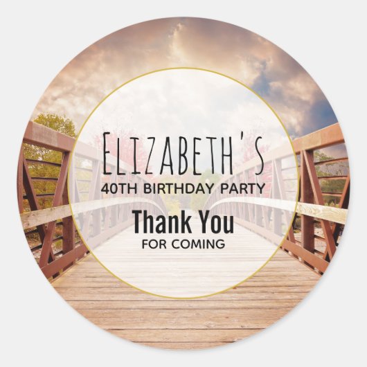 国素朴の木造の橋誕生日 ラウンドシール (正面)