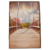 国素朴の木造の橋 ミディアムペーパーバッグ (正面)