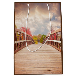 国素朴の木造の橋 ミディアムペーパーバッグ