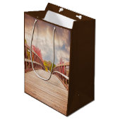 国素朴の木造の橋 ミディアムペーパーバッグ (正面アングル)