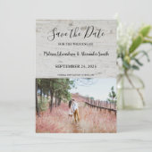 国素朴の納屋の木の結婚式の日付を保存 招待状 (スタンド正面)