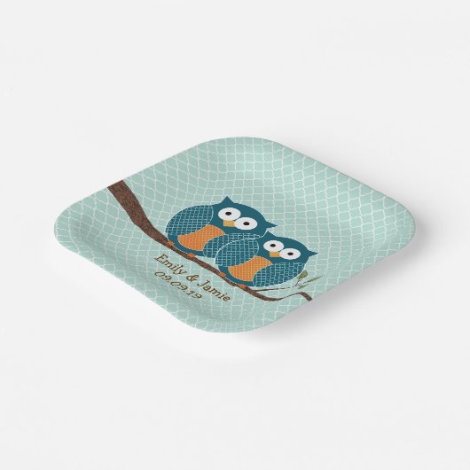国素朴ティール（緑がかった色）かわいいフクロウが木に座る ペーパープレート (傾斜あり)