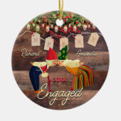国素朴初めてのクリスマスの婚約したかわいいカップル セラミックオーナメント (正面)