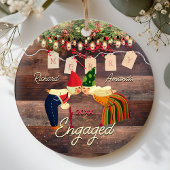 国素朴初めてのクリスマスの婚約したかわいいカップル セラミックオーナメント