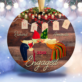 国素朴初めてのクリスマスの婚約したかわいいカップル セラミックオーナメント