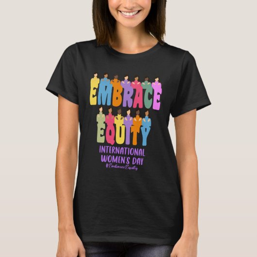 国際女性デー 2023 エンブレース エクイティ 3月8日 Tシャツ (正面)