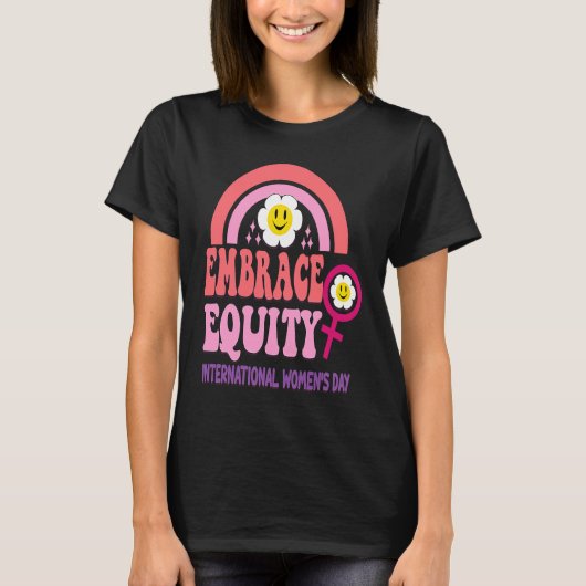 国際女性デー 2023 テーマ 平等を抱擁しよう Tシャツ (正面)