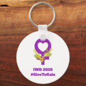 国際女性デー 2026 IWD Give To Gain キーホルダー (正面)