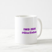 国際女性デー 2026 IWD Give To Gain コーヒーマグカップ (正面右)
