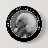 国際的禿鷹認識度日 缶バッジ (正面)