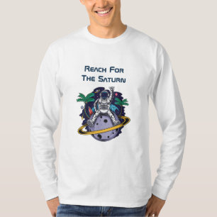 土おもしろい星に座る宇宙飛行士 Tシャツ
