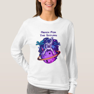 土おもしろい星に座る宇宙飛行士 Tシャツ