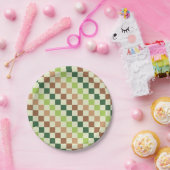 土っぽい虹色の斜めチェッカーボードパターン ペーパープレート (パーティー)