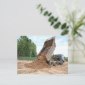 土の荷を下すダンプトラック ポストカード (スタンド正面)