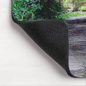 土の道の上のウッドランドキャノピー マウスパッド (コーナー)